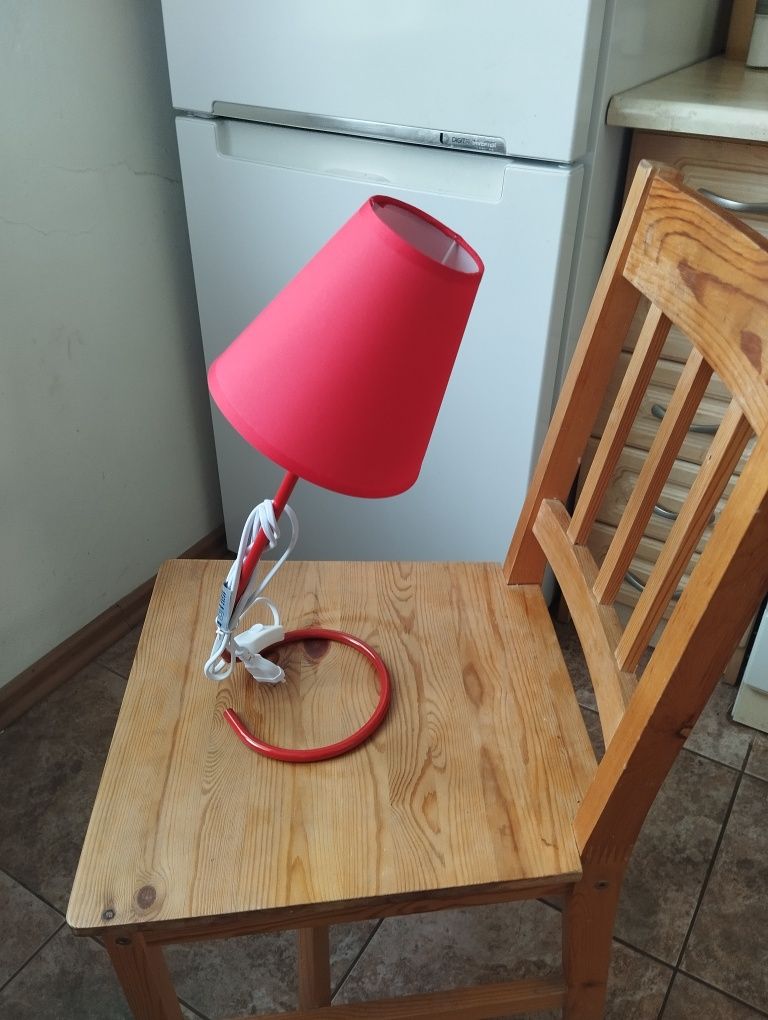 Czerwona stylowa lampa