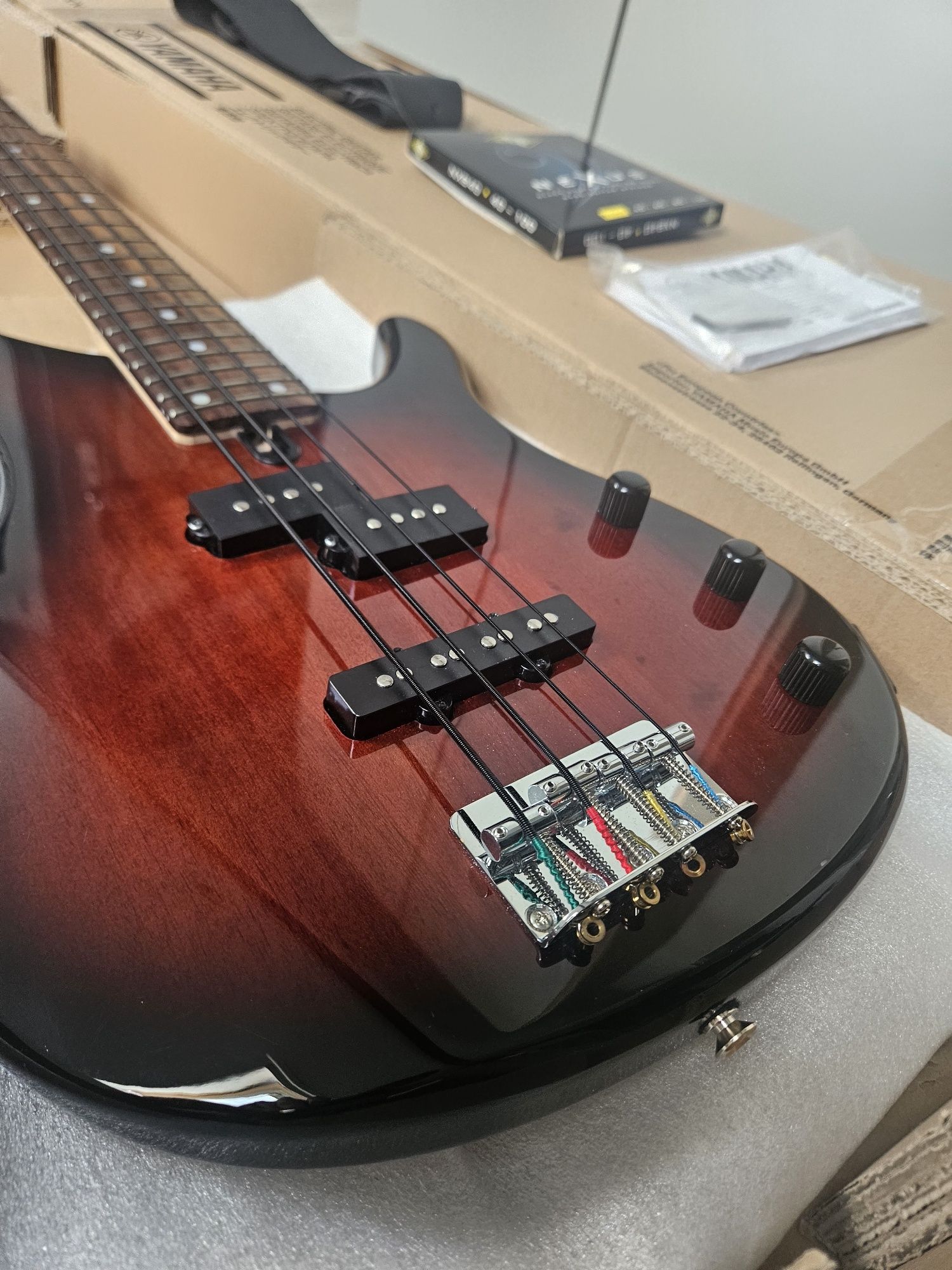 Gitara basowa Yamaha TRBX174 Sunburst rotosound