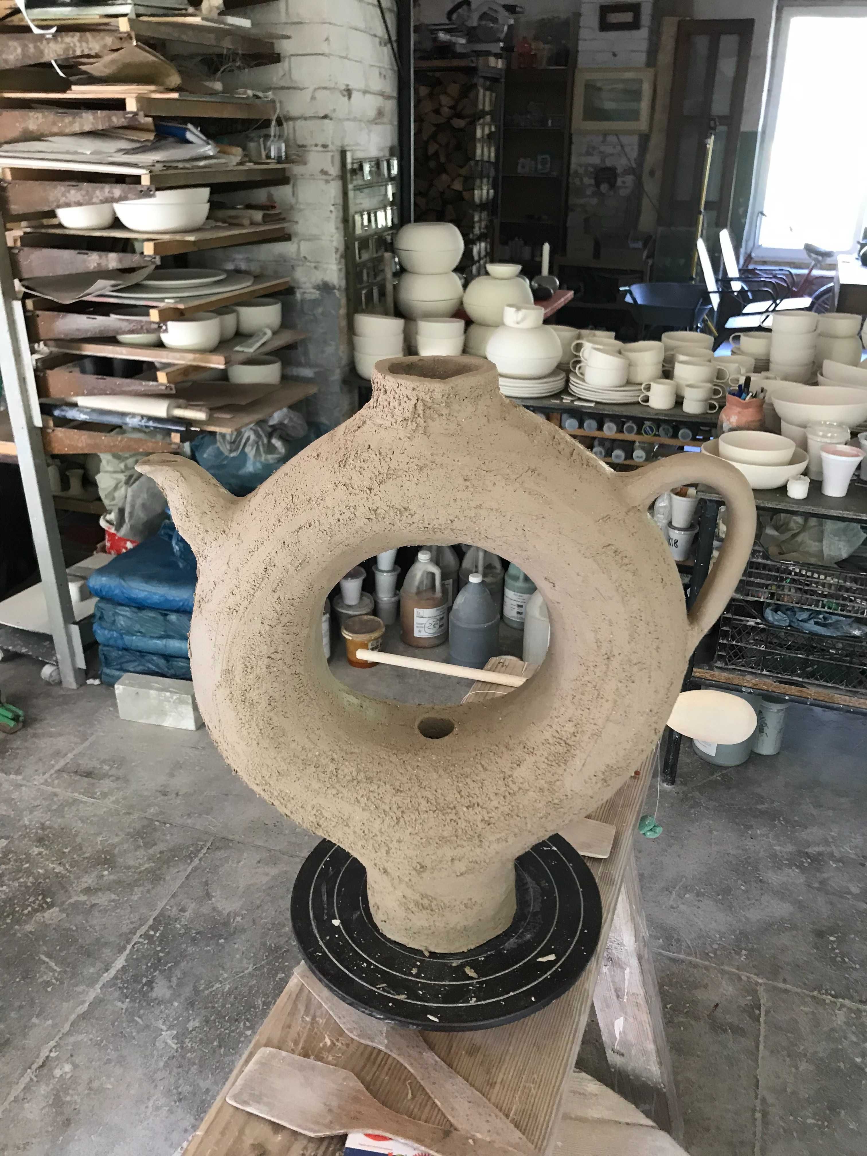 Nowoczesny ręcznie wykonany wazon ceramiczny