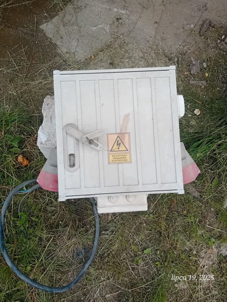 Skrzynka elektryczna prowizorka budowlana..