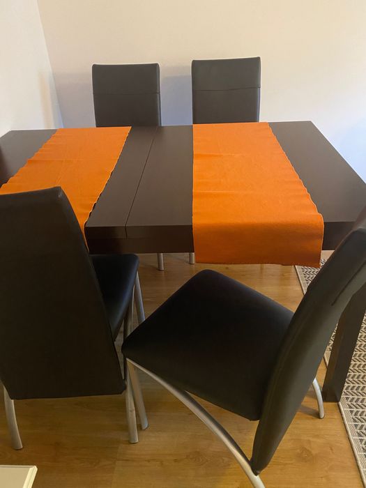 Stół z 4 krzesłami ze skóry