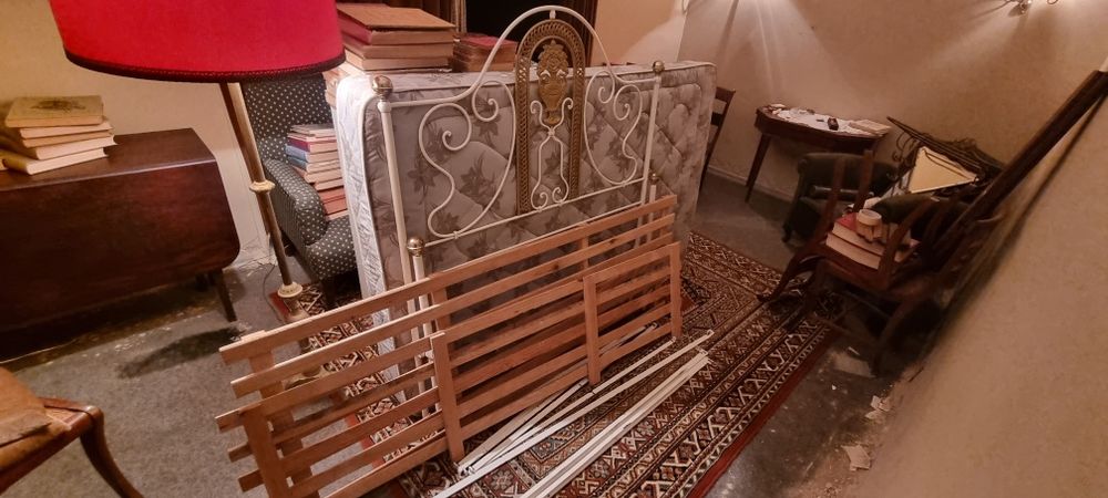 Cama de ferro antiga com colchão