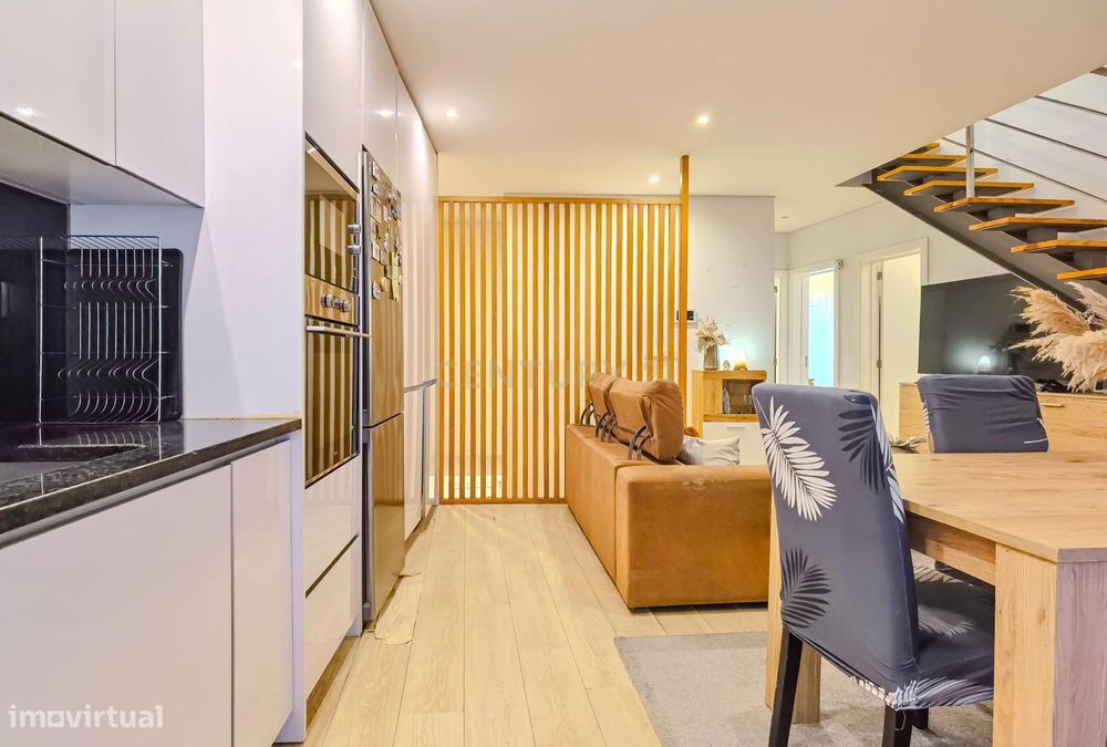 Andar Moradia T3 com aproveitamento de Sótão em Rio Tinto, remodelado