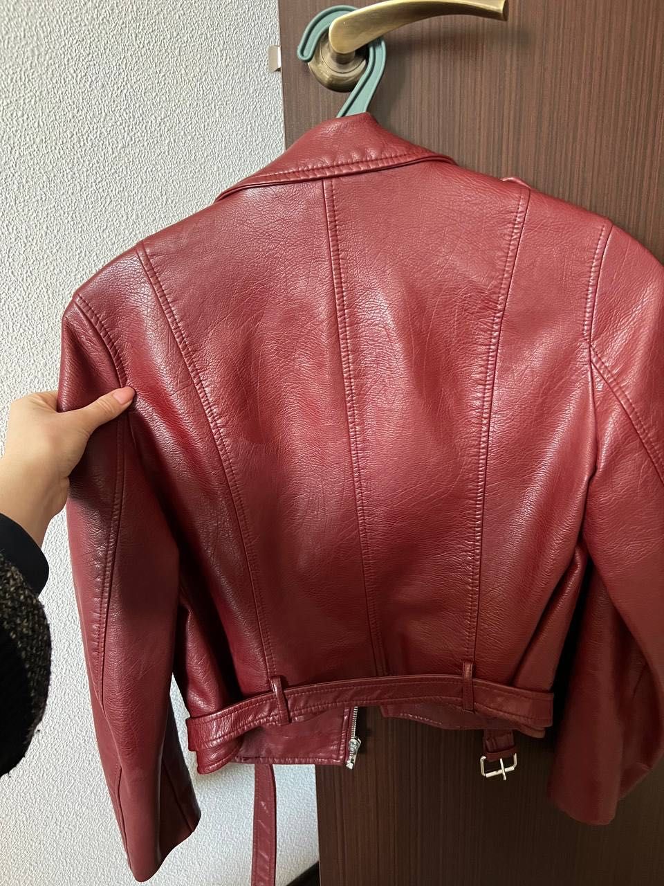 Куртка з еко-шкіри укорочена вишневого кольору ZARA