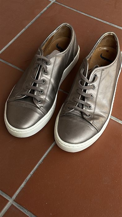 Золотисті кеди.