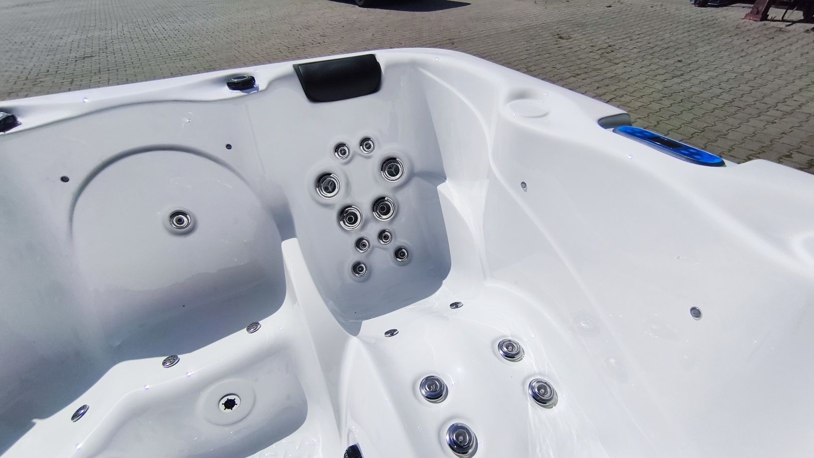 Jacuzzi zewnętrzne 5 osobowe Wifi,  46 dysz, hydro i aeromasaż