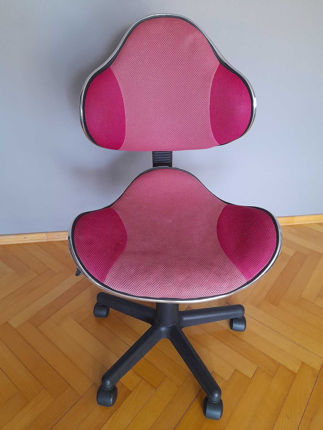 Sprzedam fotel obrotowy dziecięcy na kółkach.