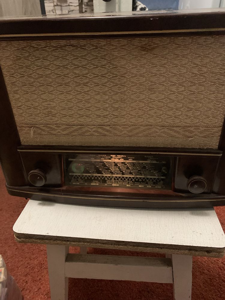Продам старинный Филипс радиоприемник в рабочем состоянии