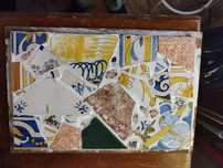 Quadro com vários bocados de azulejos antigos pintados á mão