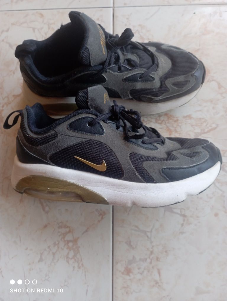 Tênis Nike.     .