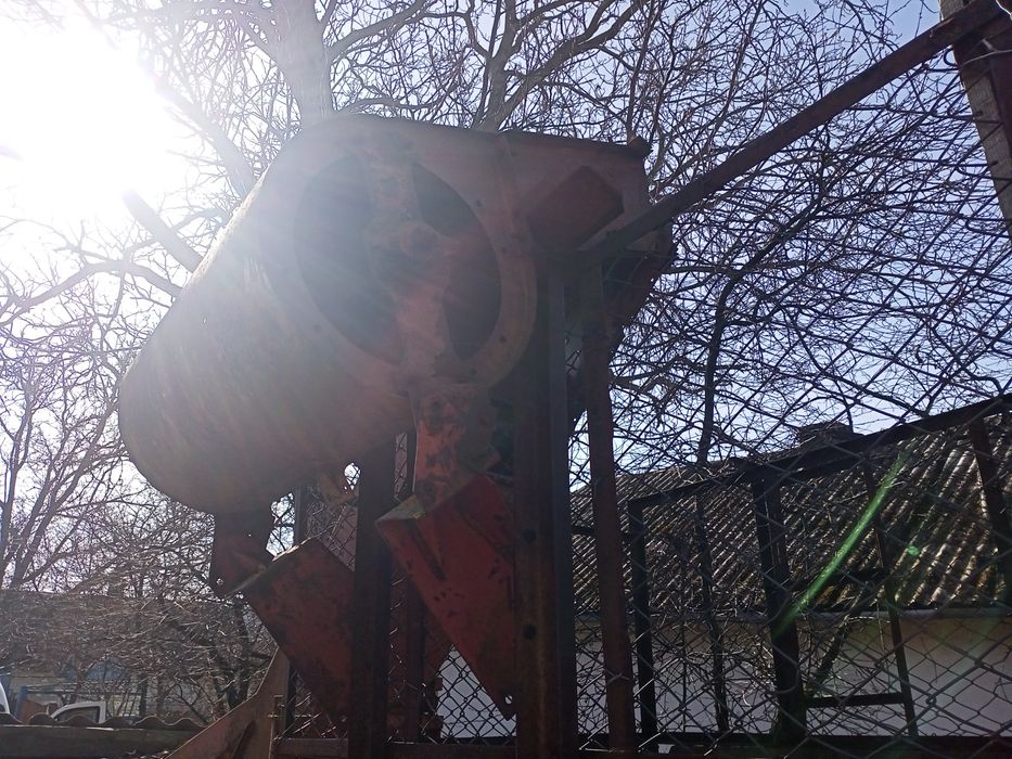 Кукурудзозбиральний комбайн причіпний з бункером
