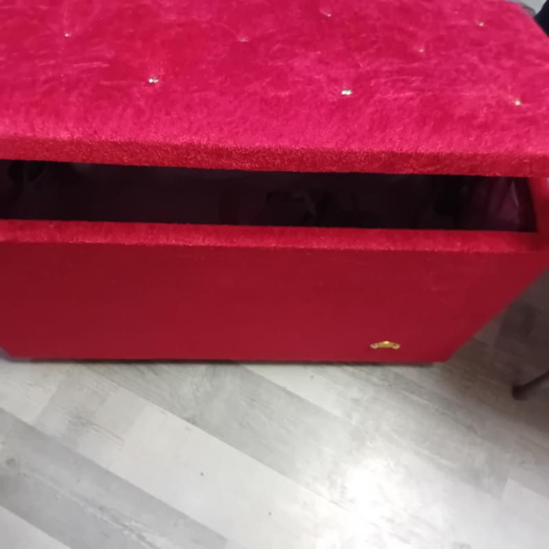 Pufa obita materiałem otwierana.