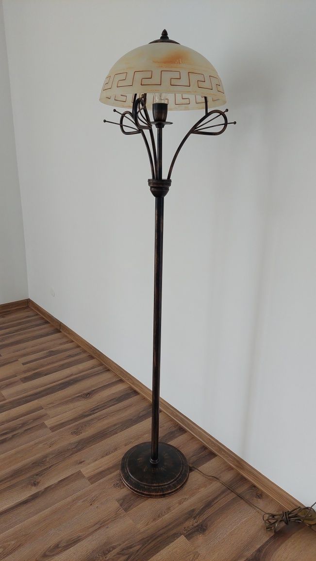 Ładna lampa stojąca