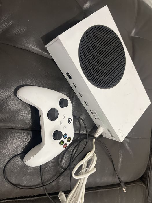 X-box series S com um comando