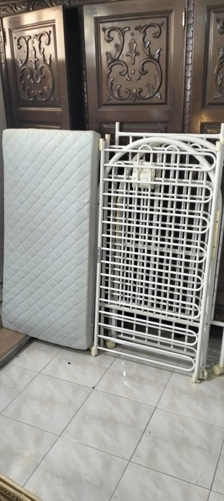 Cama de bebé em ferro.