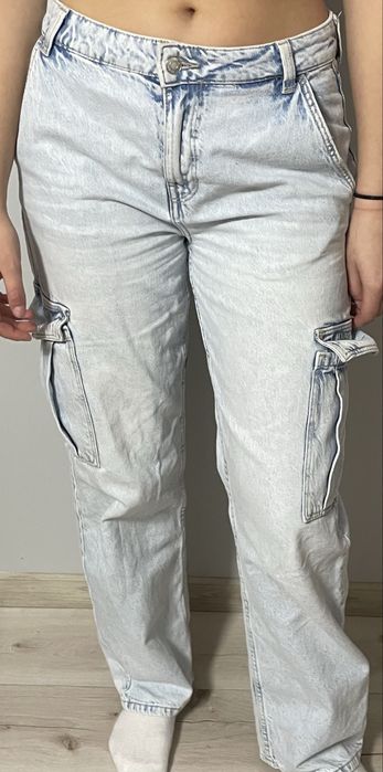 Jasne niebieski spodnie cargo z kieszeniami bojowki luzne Bershka S 36