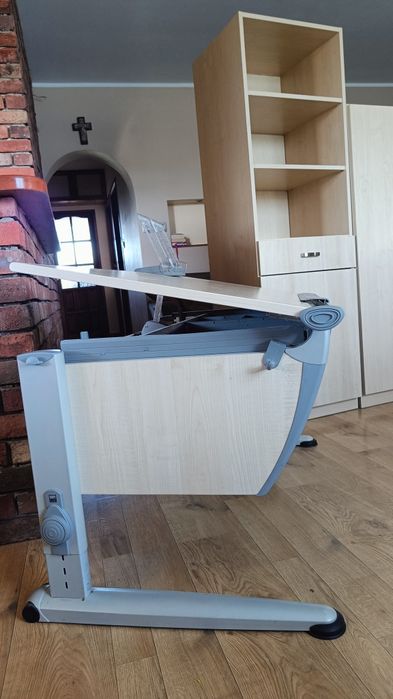 Zestaw mebli do pokoju młodzieżowego dziecięcego z regulowanym biurkie