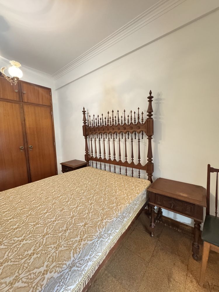 Cama de casal a moda antiga + mesas de cabeceira de madeira
