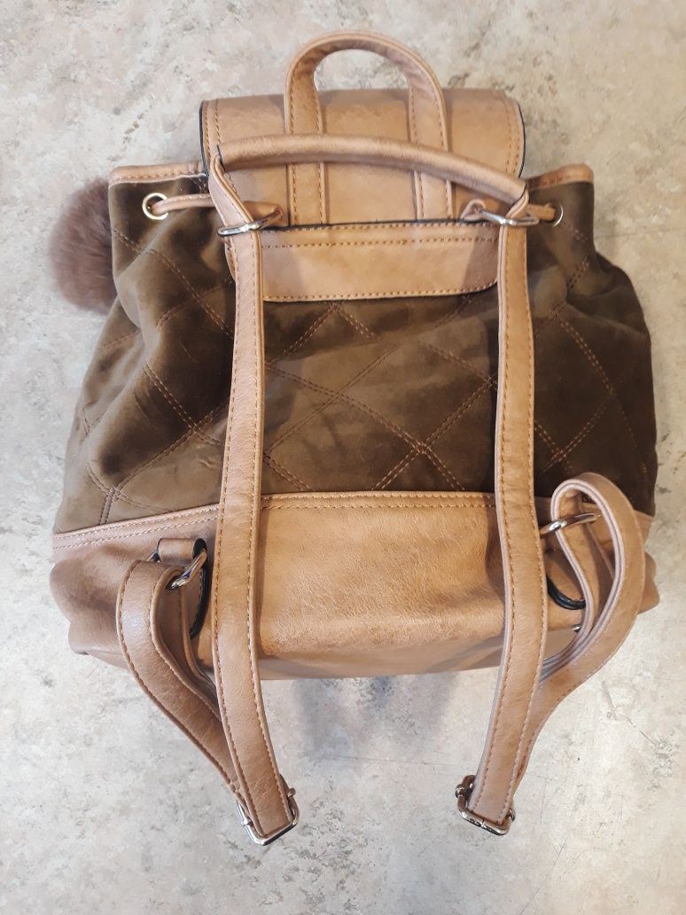 Mochila Camel com porta chaves