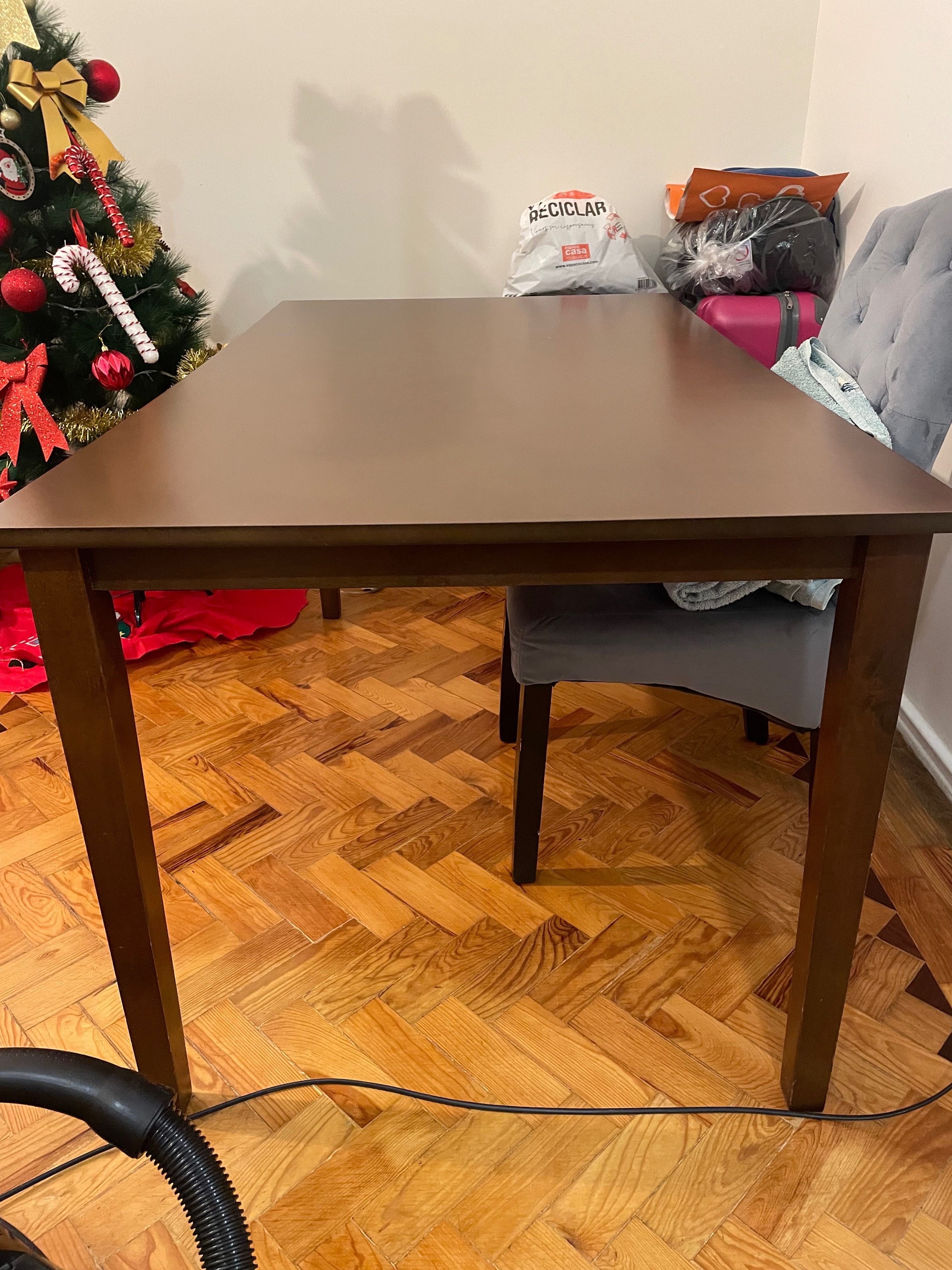 Mesa em boas condições