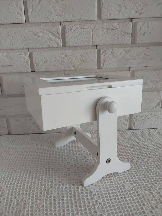 Szafka na biżuterię.