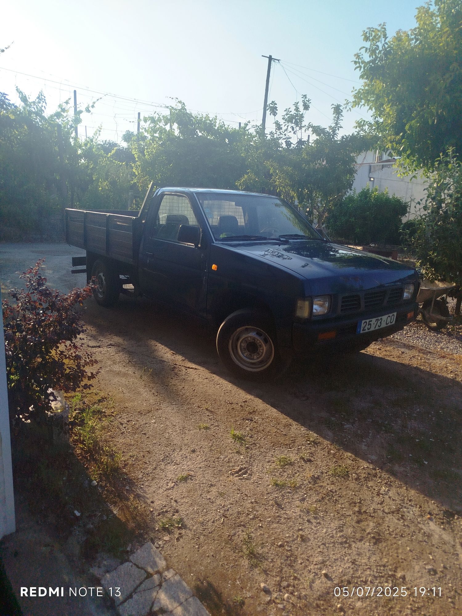 Carrinha Nissan de caixa aberta