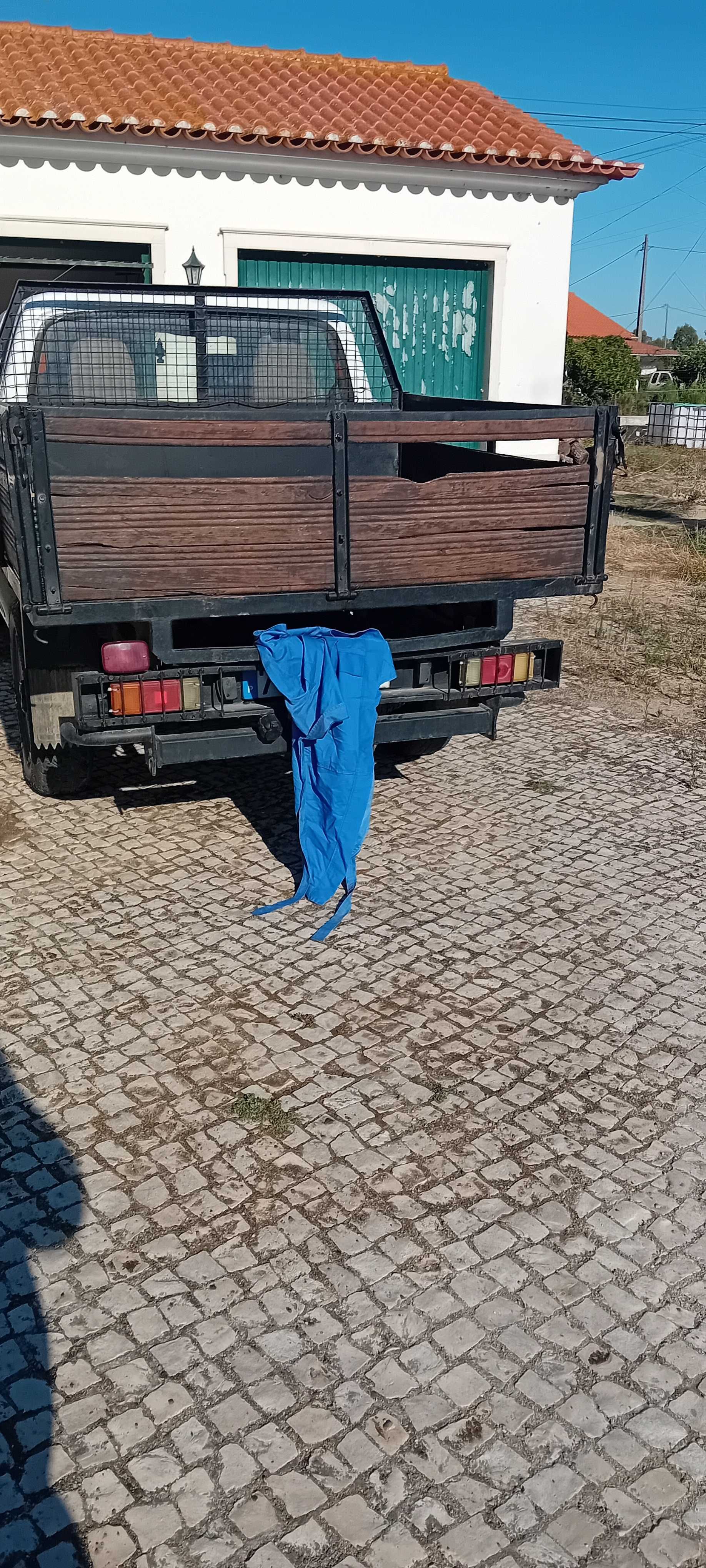 MAZDA B2500  4X4