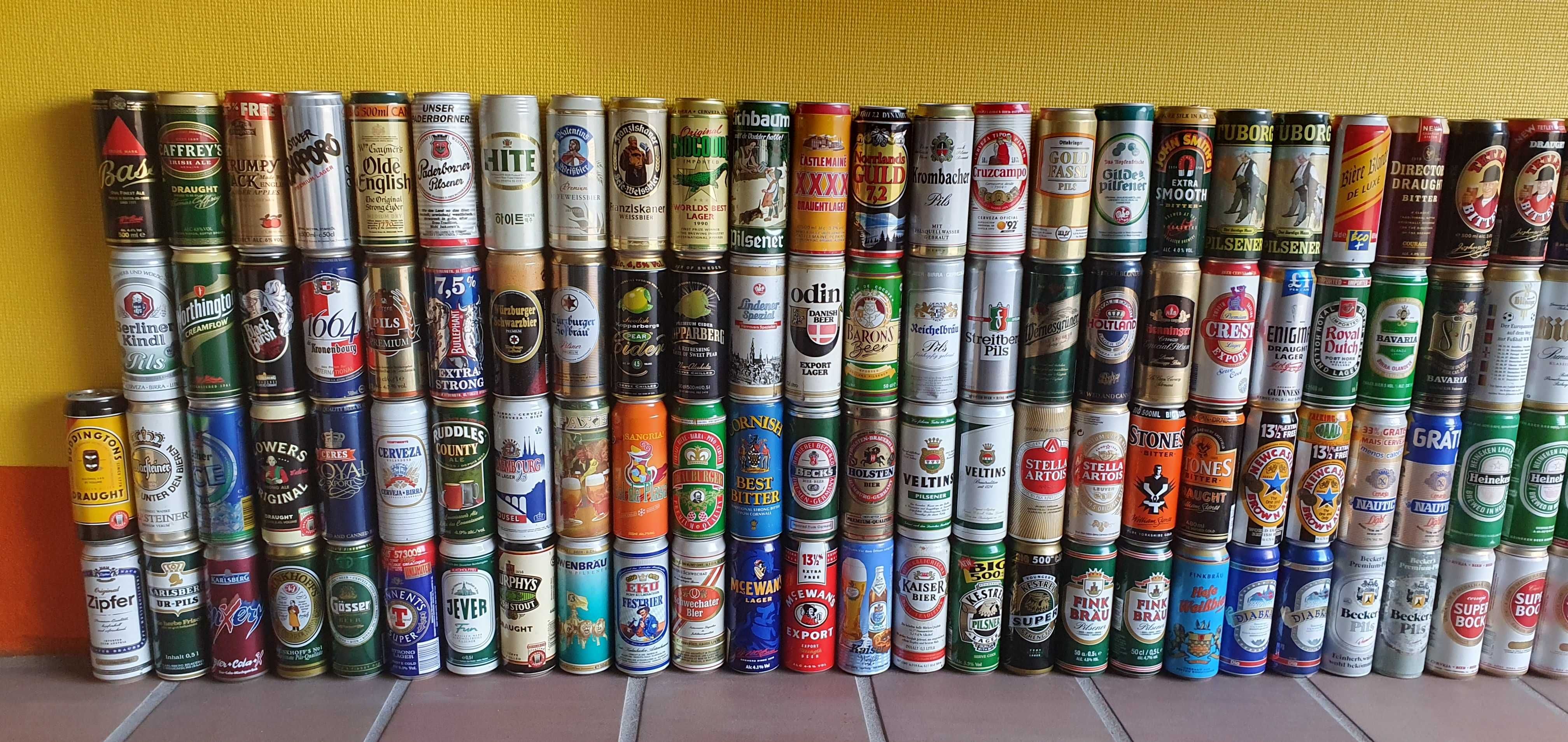 Coleção de 236 latas de bebida.