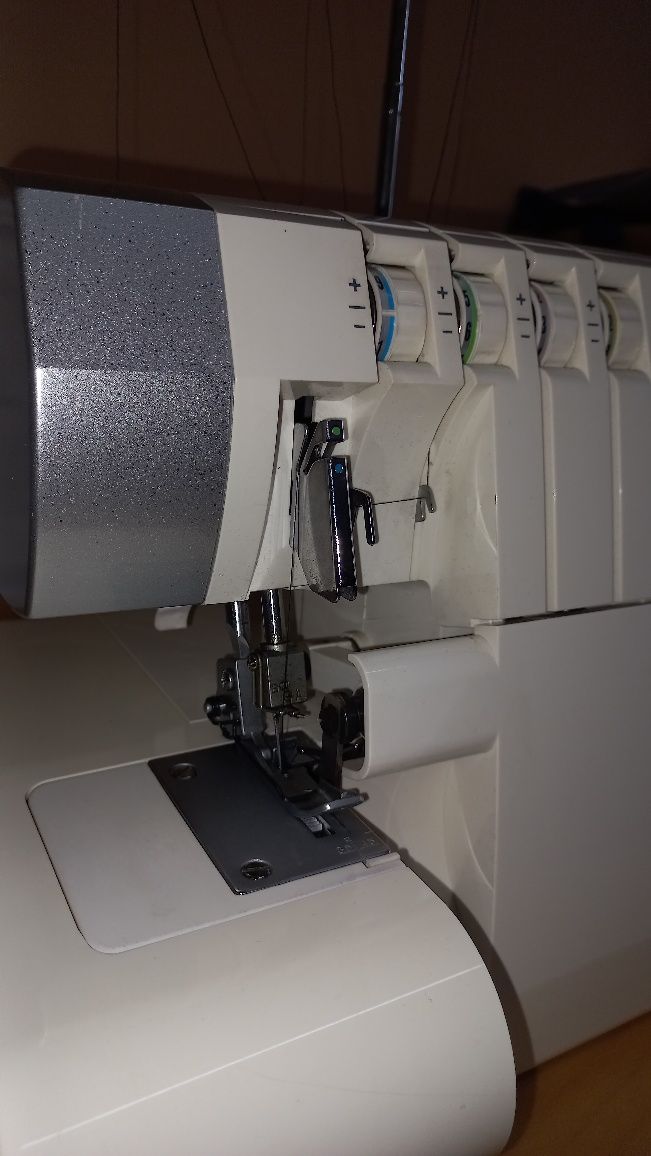 Maszyna do szycia Overlock Singer 145SH754