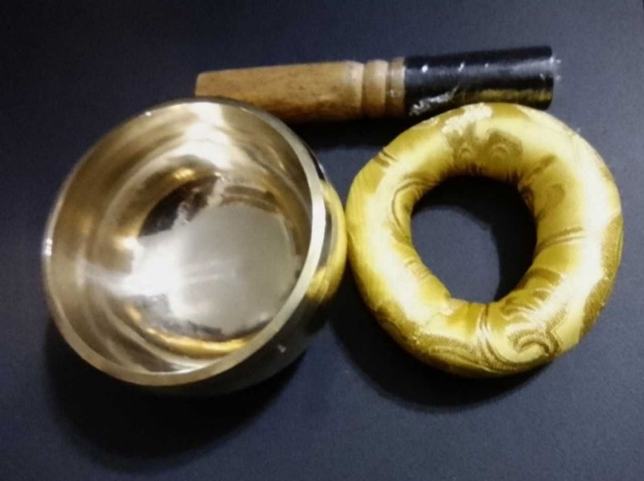 Misa tybetańska grająca gładka 8 -8.5 cm, pałka do rotacji, poduszka.