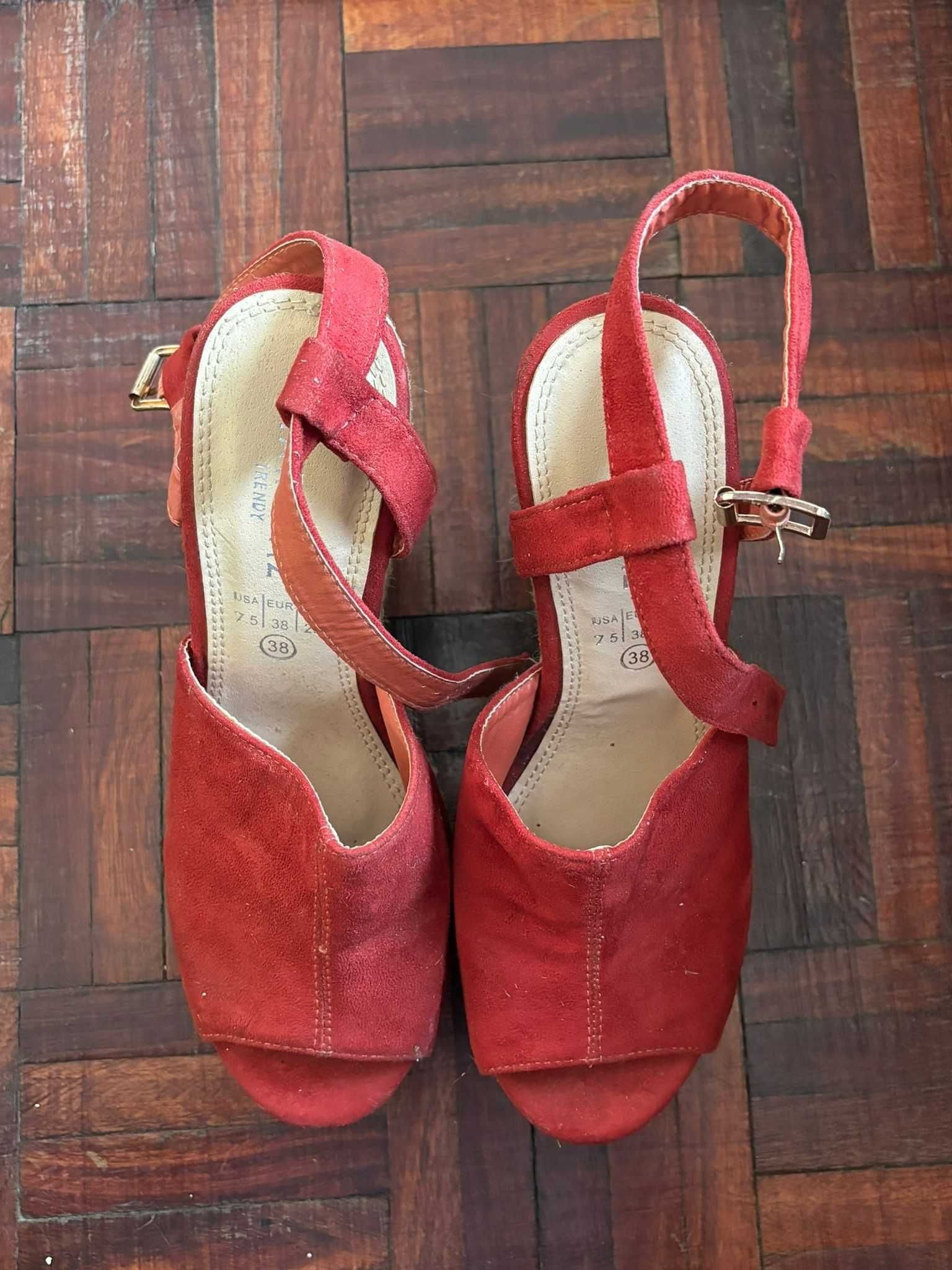 Sapatos altos para mulheres