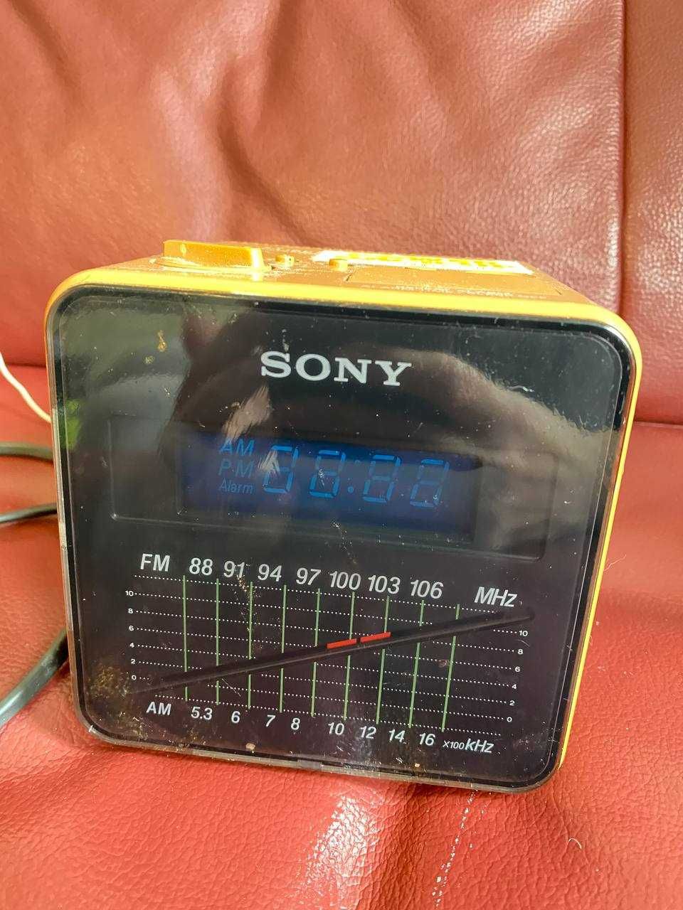 Винтажный радиоприемник Sony Модель ICF-C10W