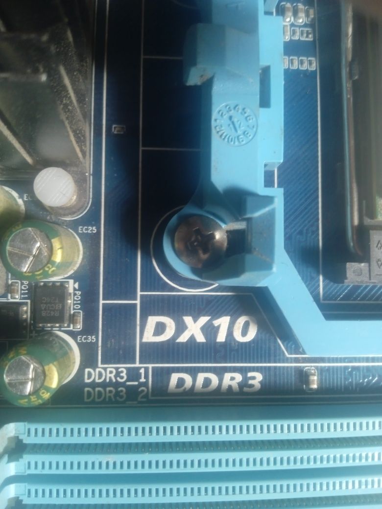 AMD FX-6100 (6 ядер, 3.3–3.9 ГГц) разом з материнською платою Gigabyte