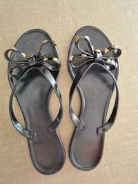 Chinelas em pvc pretas com laço