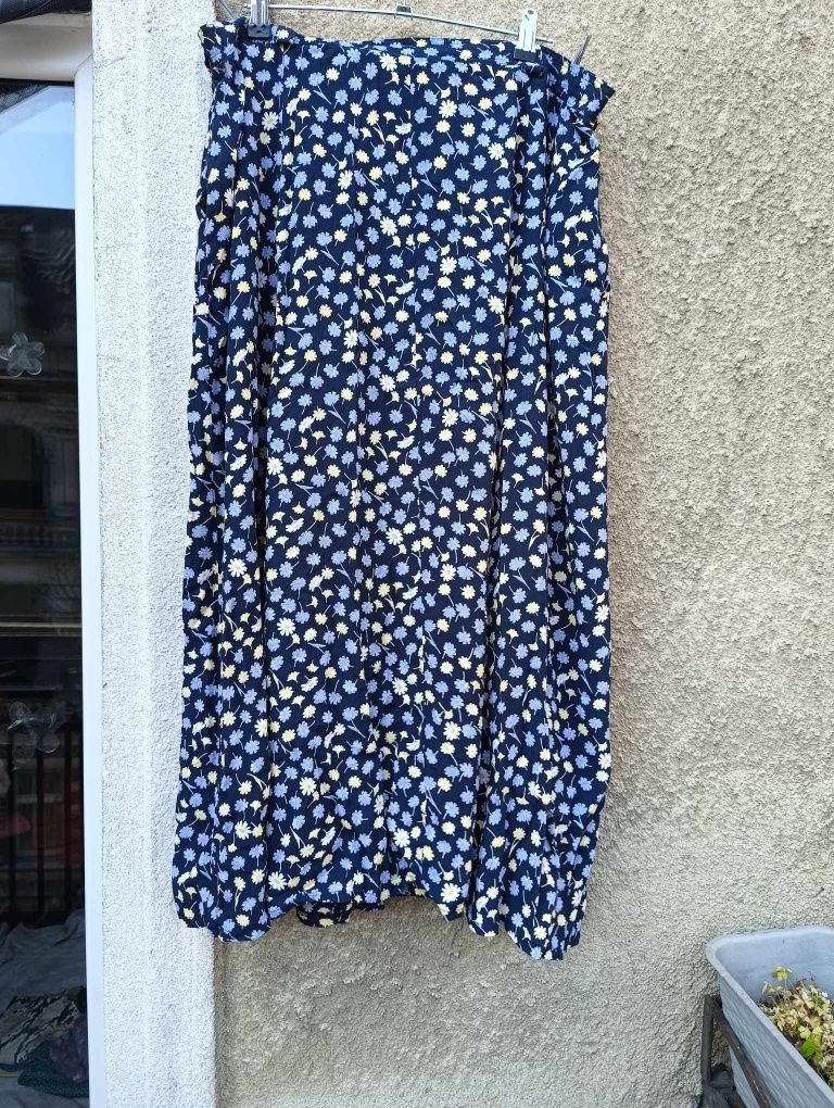Spódniczka midi granatowa w kwiaty z wiskozy 48