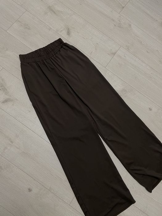 Костюм зі спущеними плечима