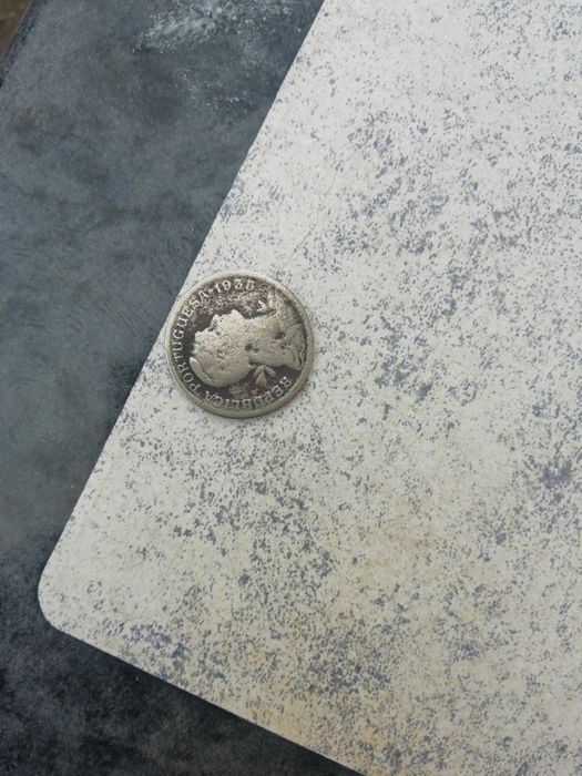 Moedas em alpaca de 1 escudo e 50 centavos
