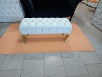 Banqueta capitonê pele branca, pés dourados, 100x40cm altura45cm