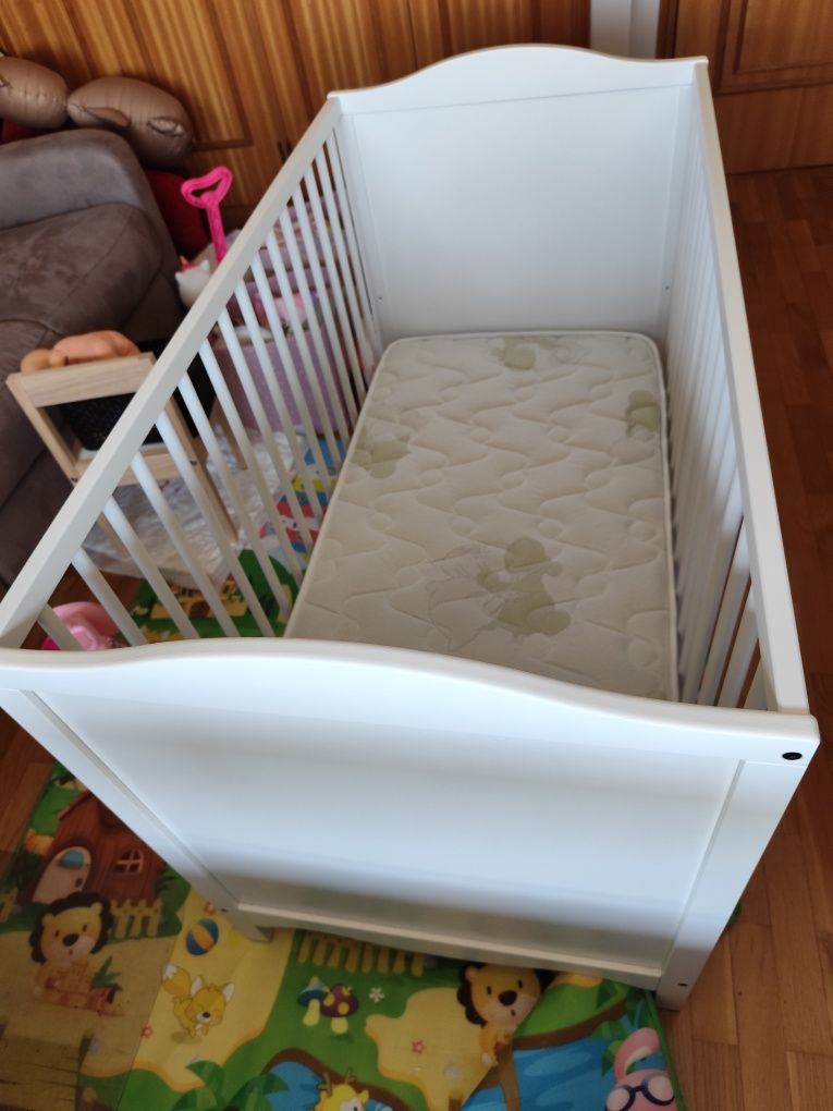 Cama de berço + colchão + 3 protetores de colchão