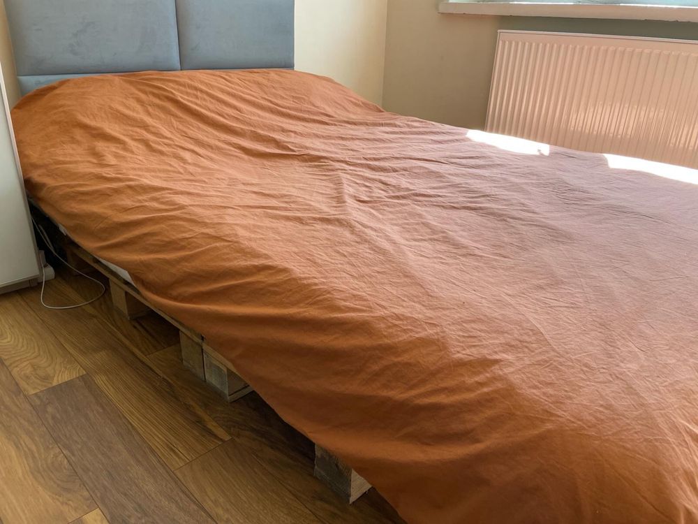 Stelaż łóżka z palet z zagłówkiem