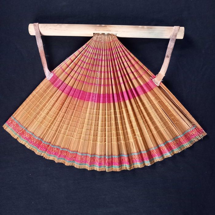 Leque com renda em fio dourado