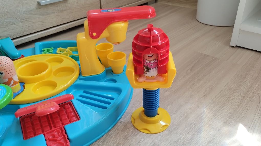 Stoliczek do zabawy ciastoliną PlayDoh