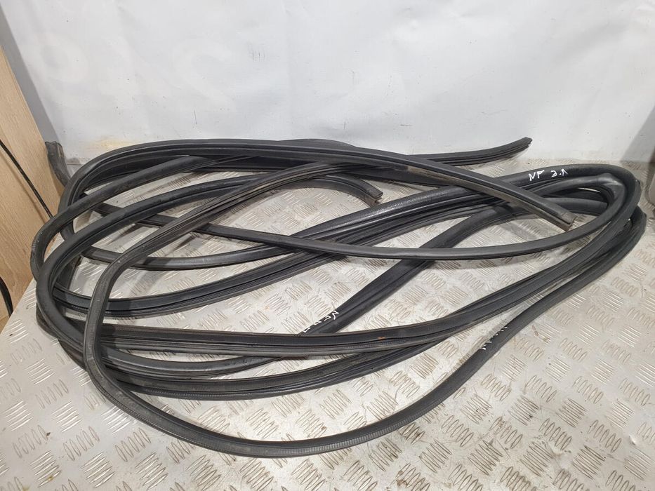 уплотнитель дверного проема задний  правый Hyundai Sonata разборка