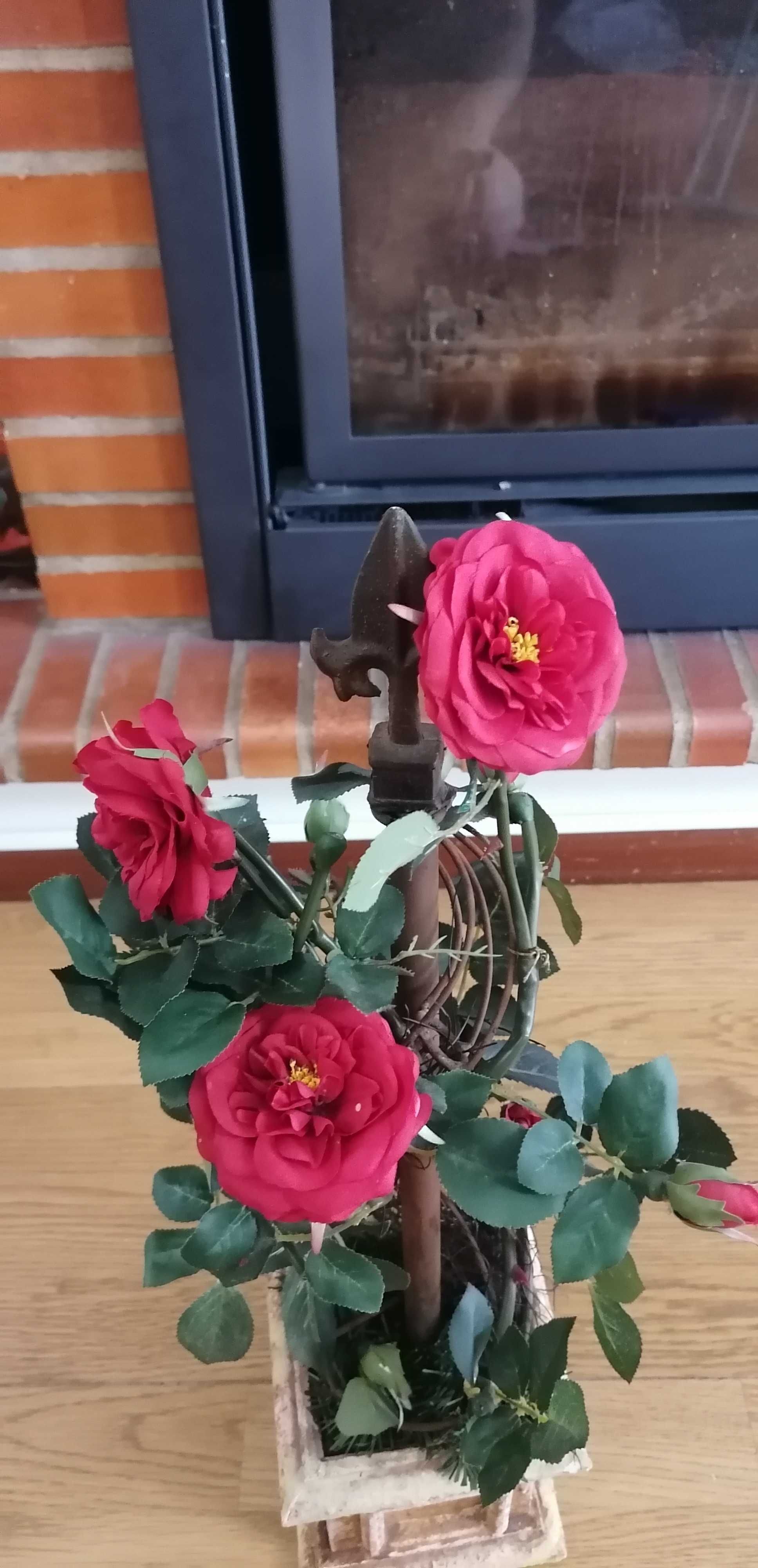 Arranjo de rosas vermelhas artificiais com vaso