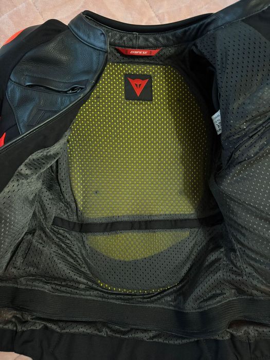 Casaco de mota feminino Dainese preto e vermelho