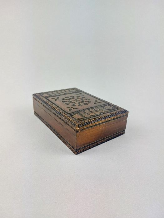 Drewniana szkatułka pudełko ręcznie rzeźbione zdobiona mosiądzem