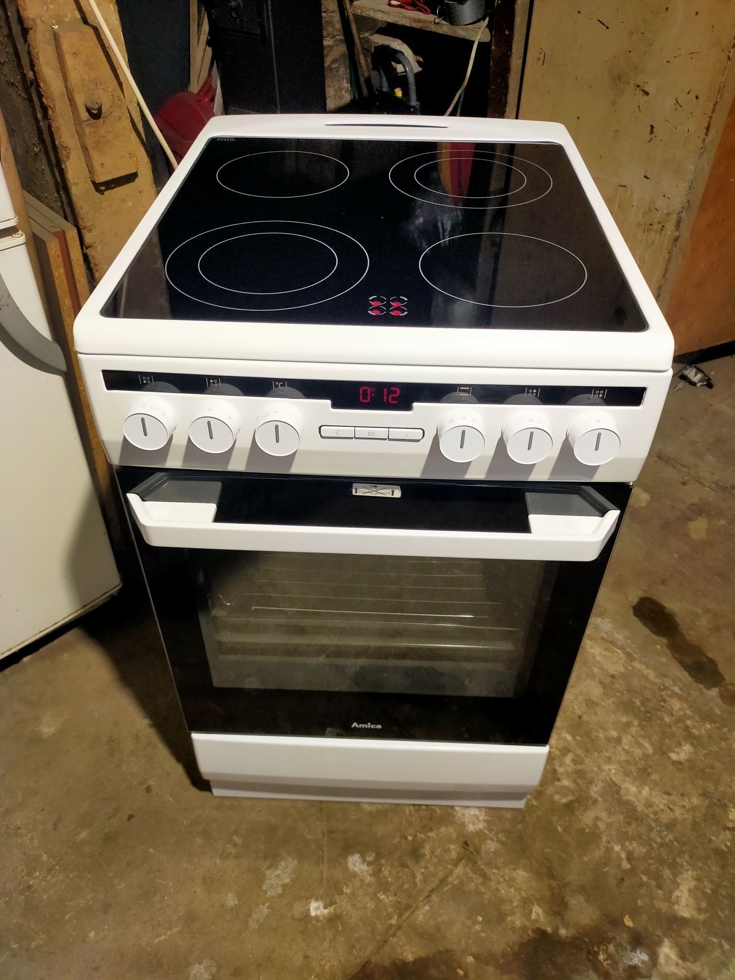 Плита електрична стокова Amica SHC11505/1W склокераміка