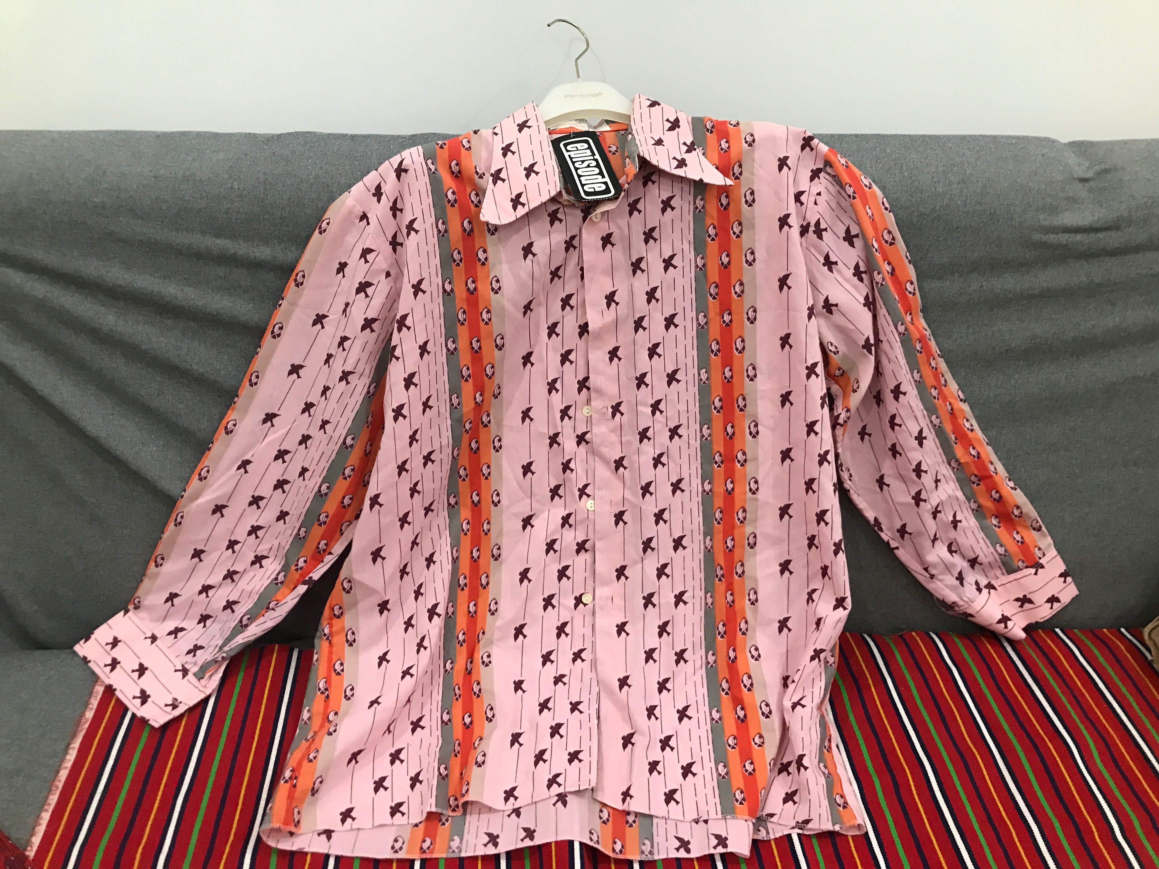 Camisa com charme com cores alegres, o estado é novo