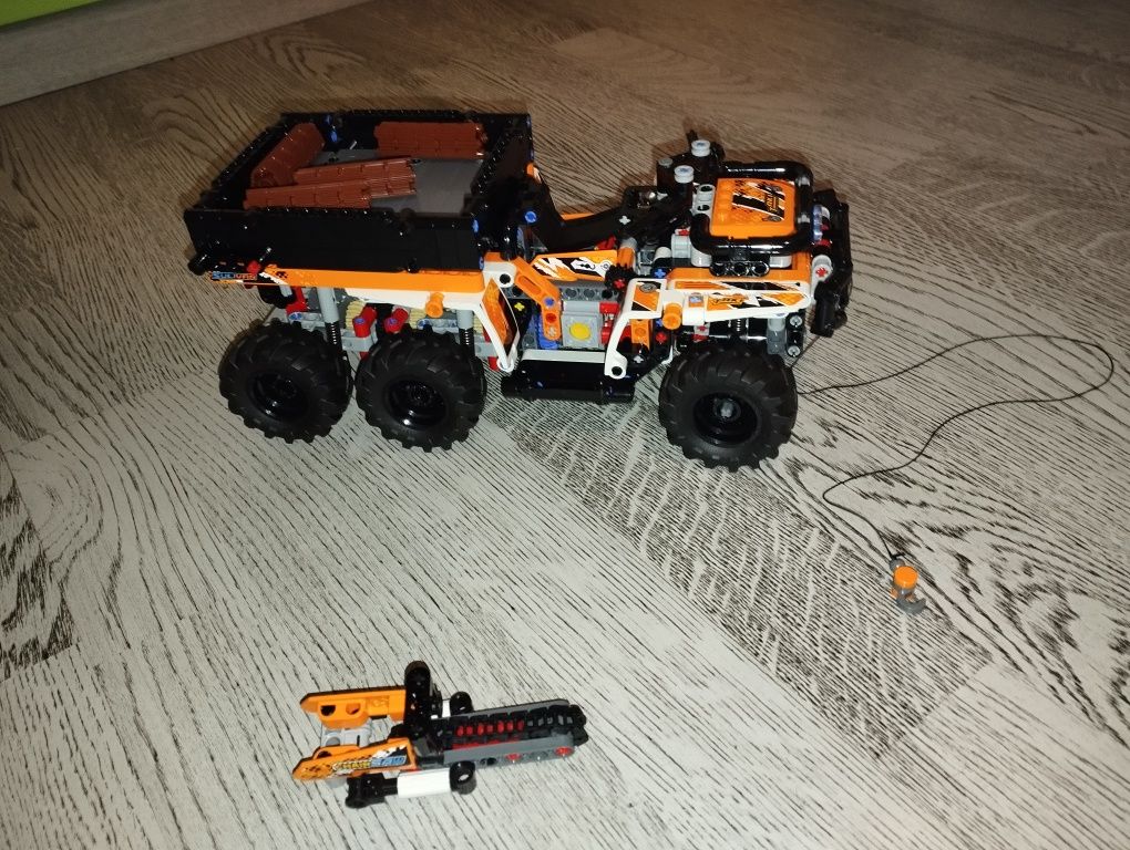 Лего техник Внедорожный грузовик Lego Technic 42139