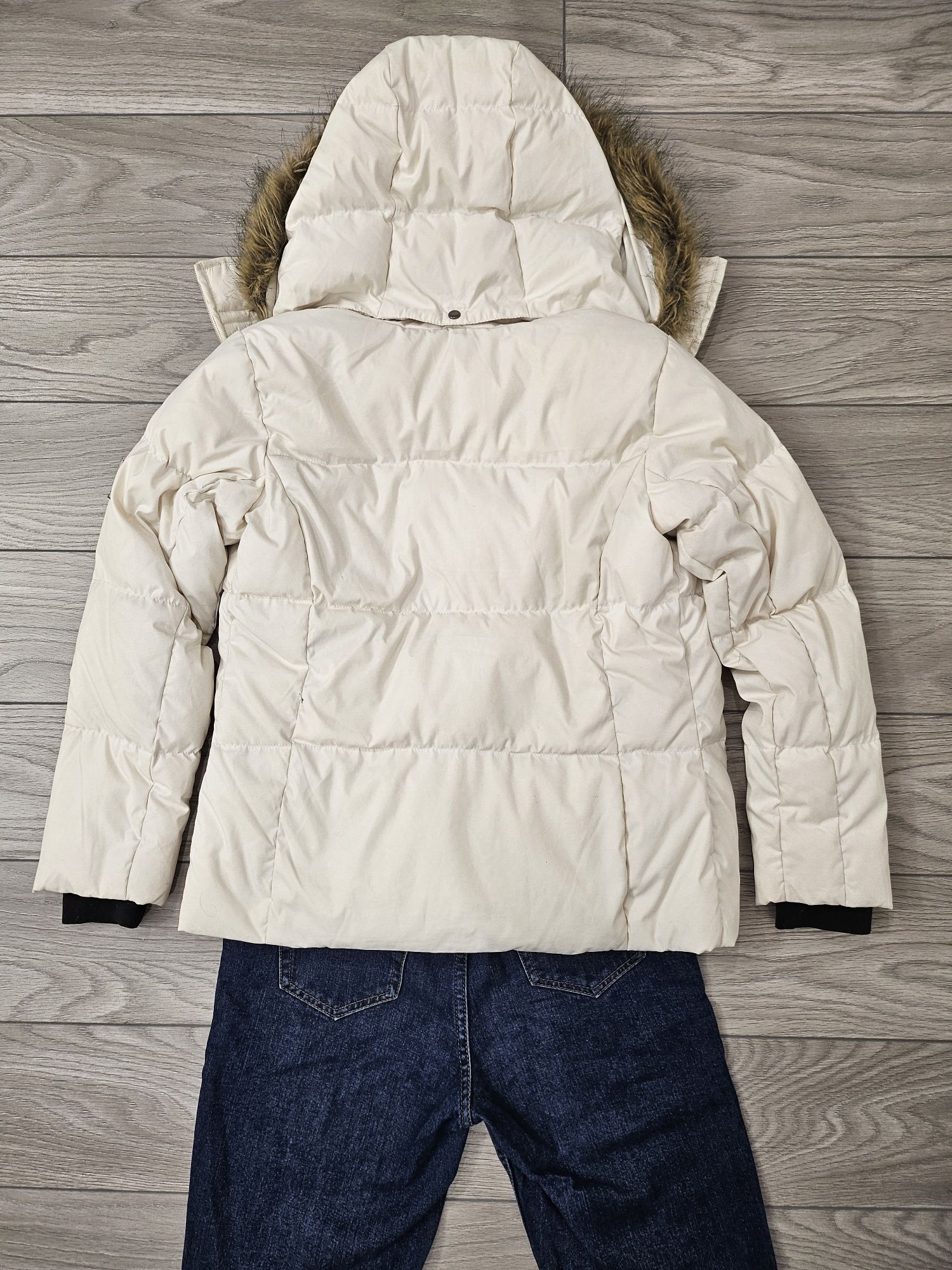 Продам зимню пухову жіночу куртку Columbia молочного кольору